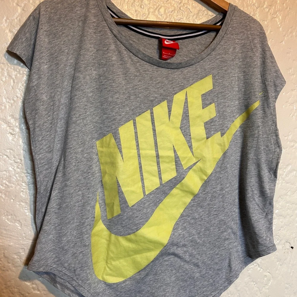 Nike women’s oversized loose fit cutoff sleeveless round hem shirt size‎ medium